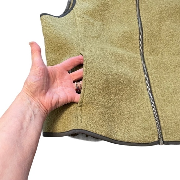 Woolrich  Fern Green Technowool - Women's 
Full Zip Lined Wool Vest - Size Large - Picture 4 of 12